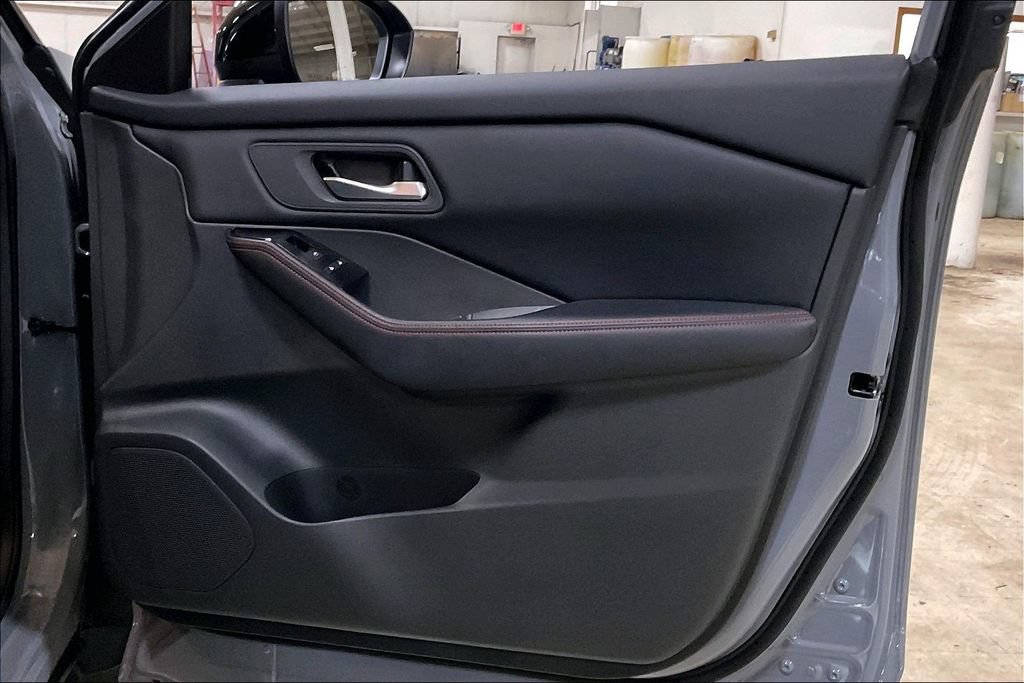 Used 2025 Nissan Rogue SV AWD/4WD image 22