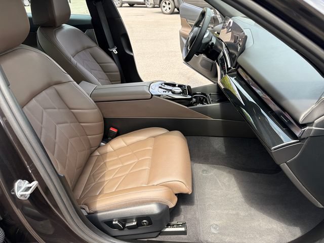 Used 2025 BMW i5 xDrive40 w/ Premium Package AWD/4WD image 35