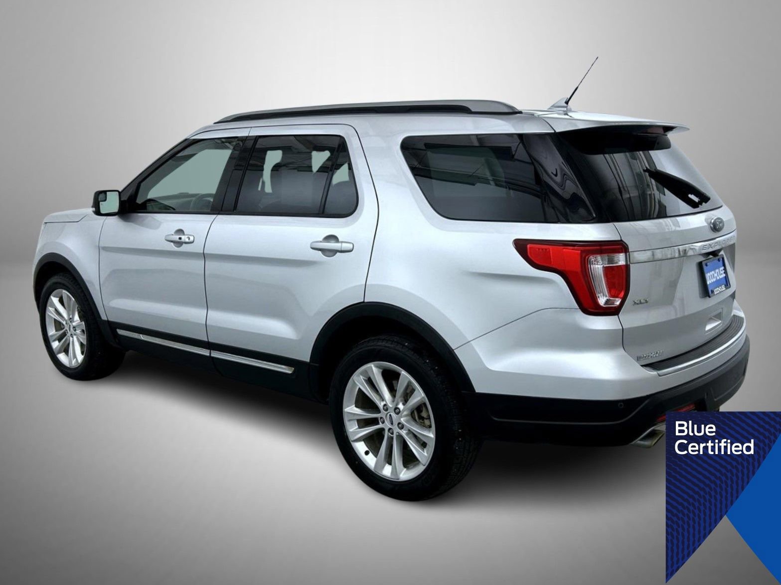 Certified 2018 Ford Explorer XLT w/ Equipment Group 202A image 3