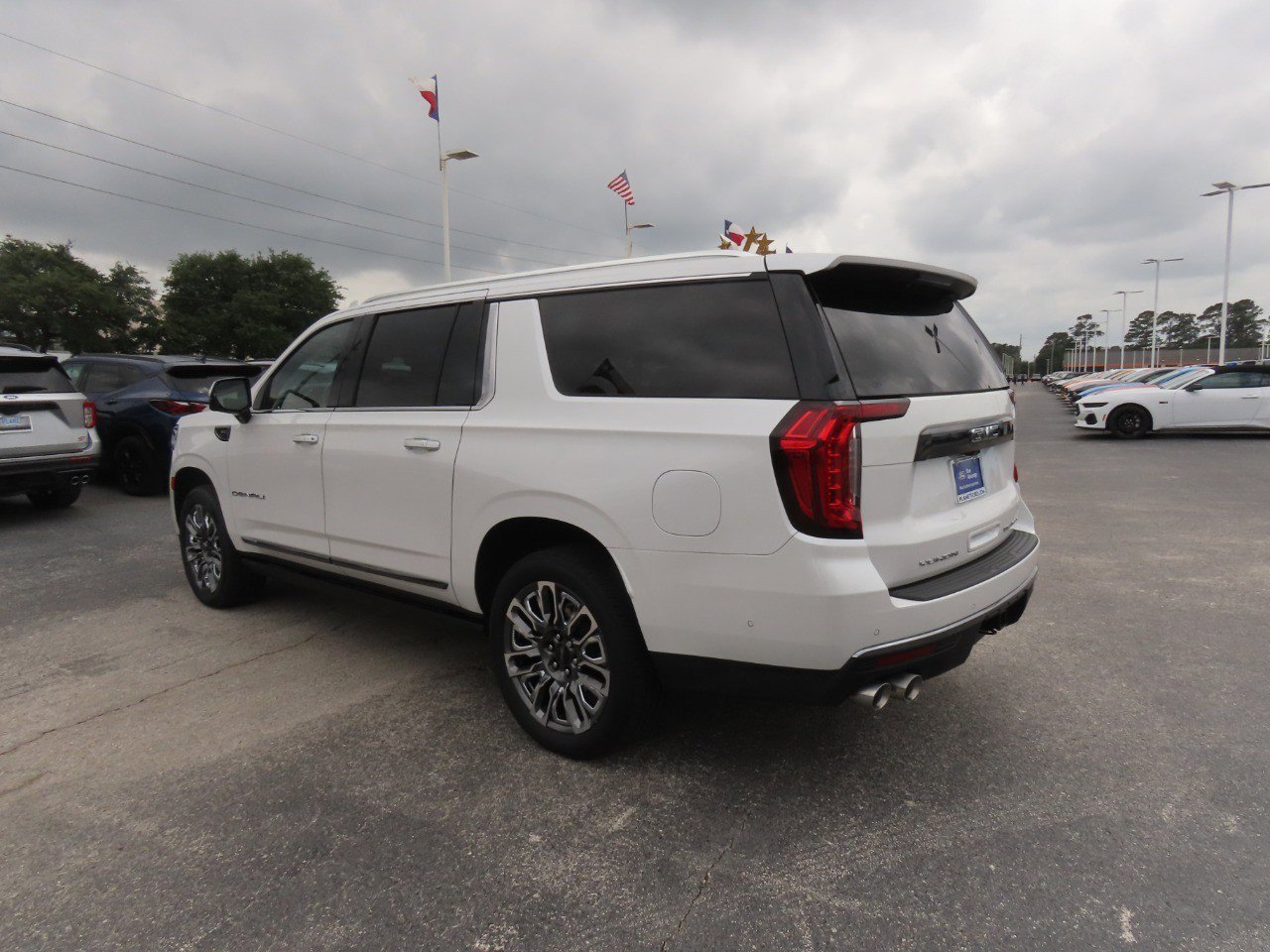 Used 2023 GMC Yukon XL Denali Ultimate AWD/4WD image 15
