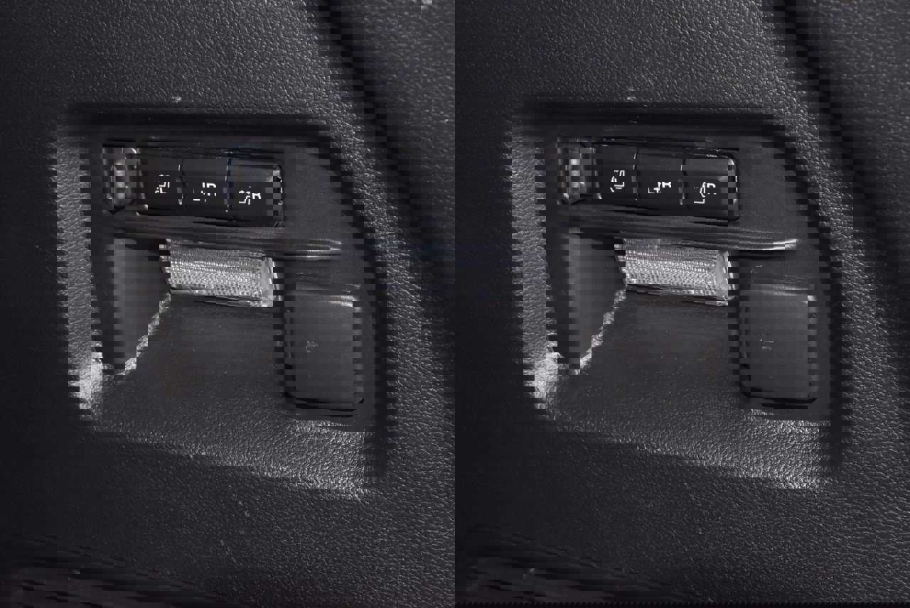 Certified 2025 Ford Explorer Platinum w/ LUX Leather Package image 39