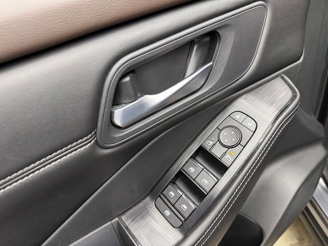 Used 2022 Nissan Rogue SV w/ SV Premium Package image 12