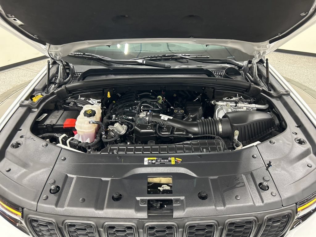Used 2023 Jeep Grand Cherokee Altitude AWD/4WD image 30