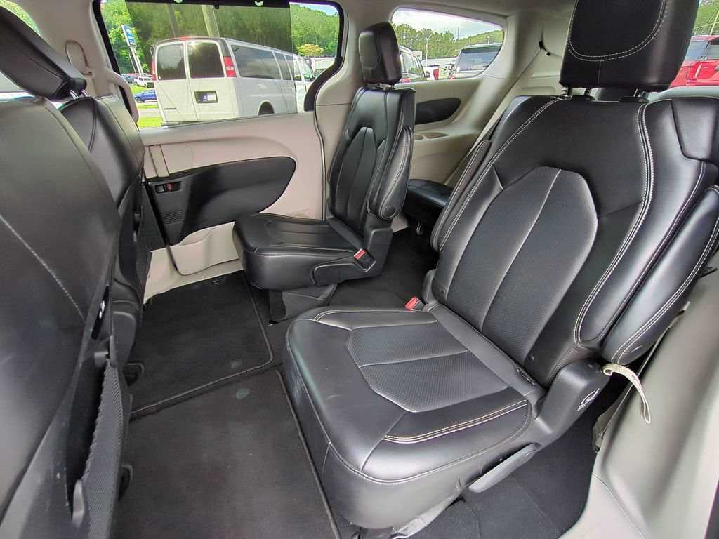 Used 2023 Chrysler Pacifica Touring-L FWD image 17