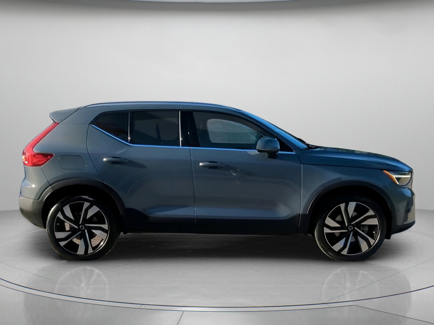 Used 2023 Volvo XC40 B5 Plus w/ Protection Package Premier image 29