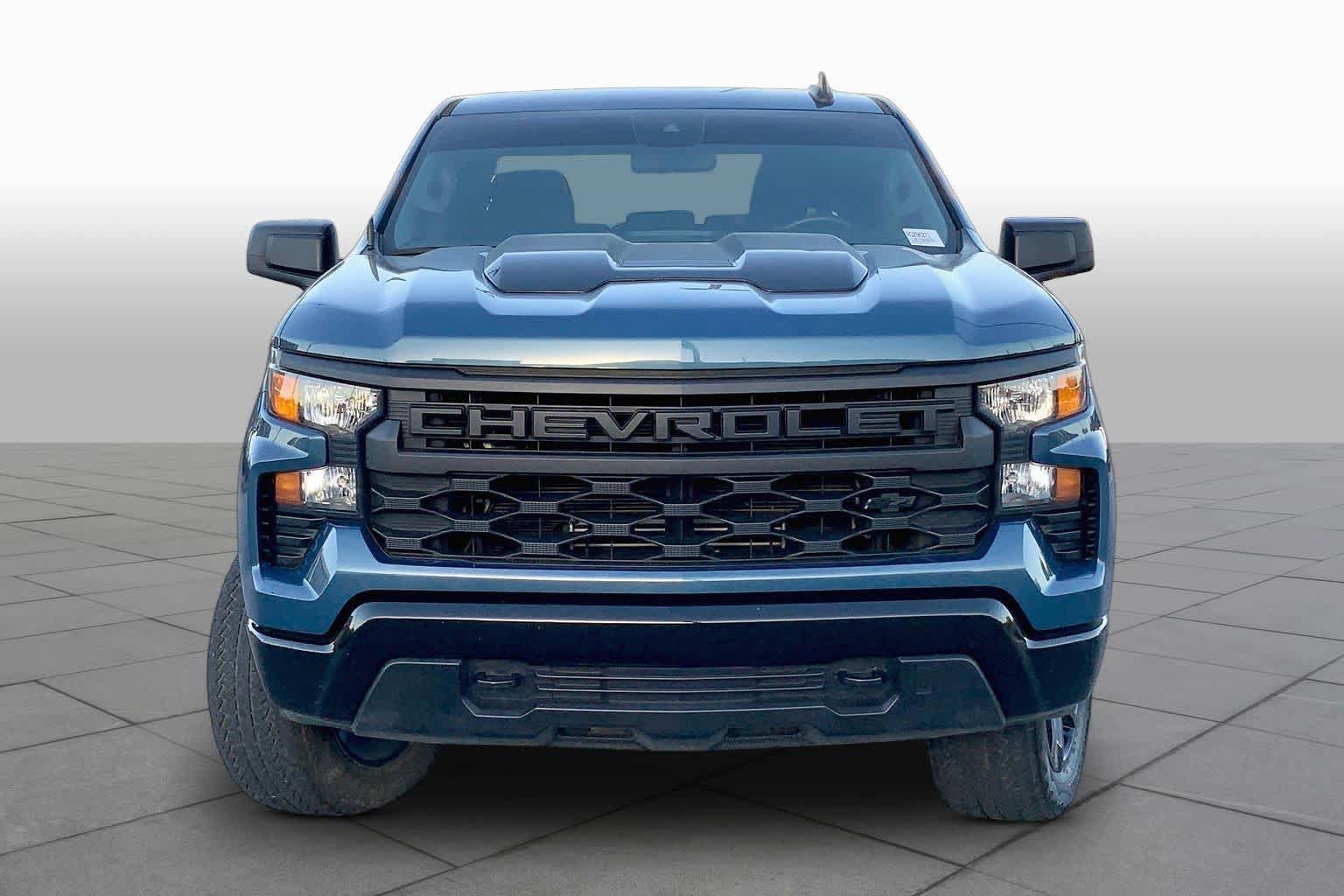 Used 2024 Chevrolet Silverado 1500 Custom Trail Boss w/ Dark Appearance Package AWD/4WD image 4
