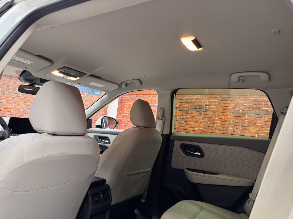 Used 2023 Nissan Rogue SV AWD/4WD image 25
