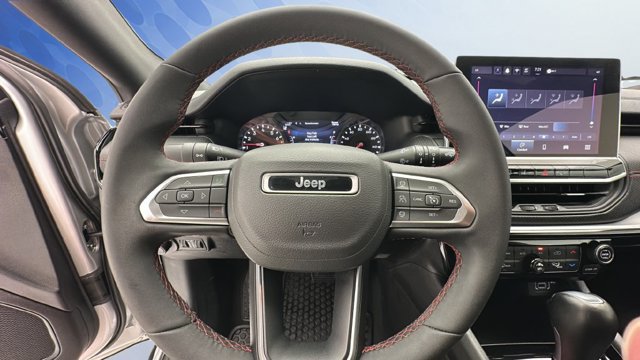 Used 2025 Jeep Compass Trailhawk AWD/4WD image 15