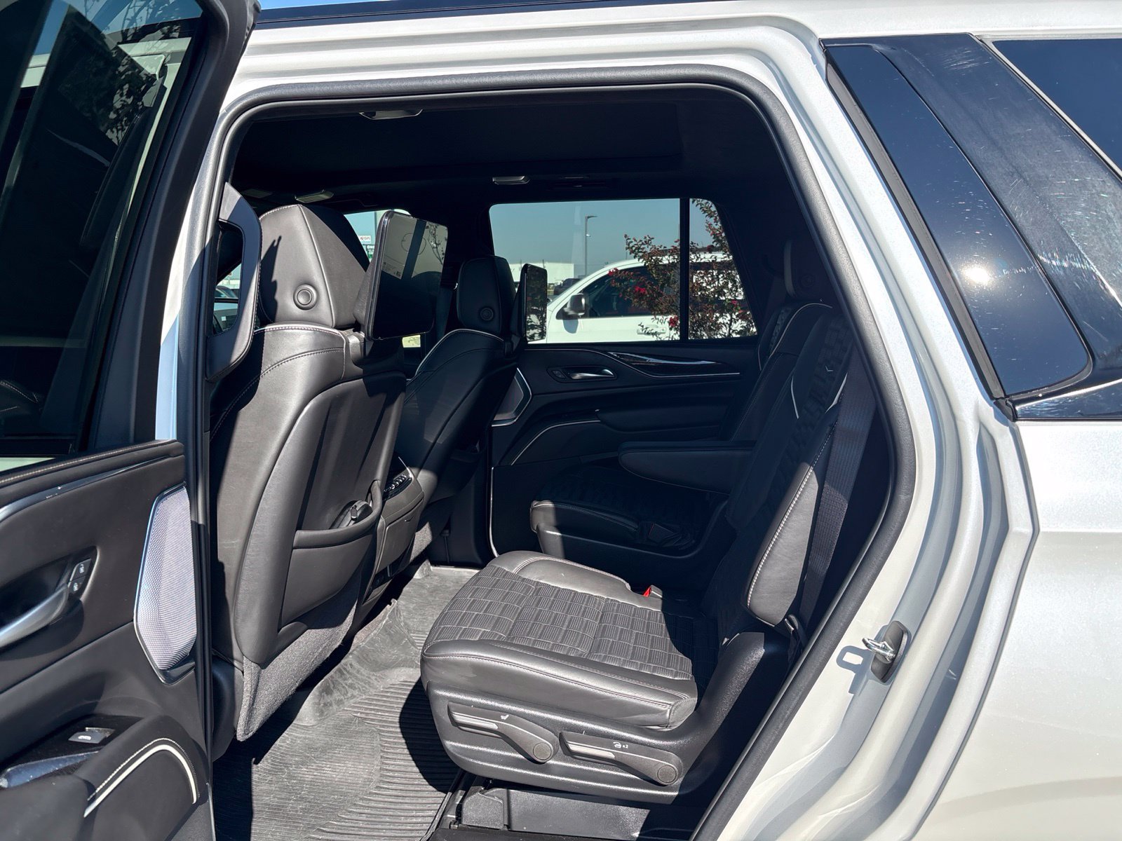 Used 2024 Cadillac Escalade Sport Platinum w/ LPO, ONYX Package AWD/4WD image 11