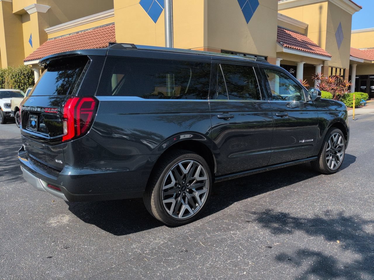Certified 2025 Ford Expedition Max Platinum w/ Platinum Ultimate Package AWD/4WD image 4