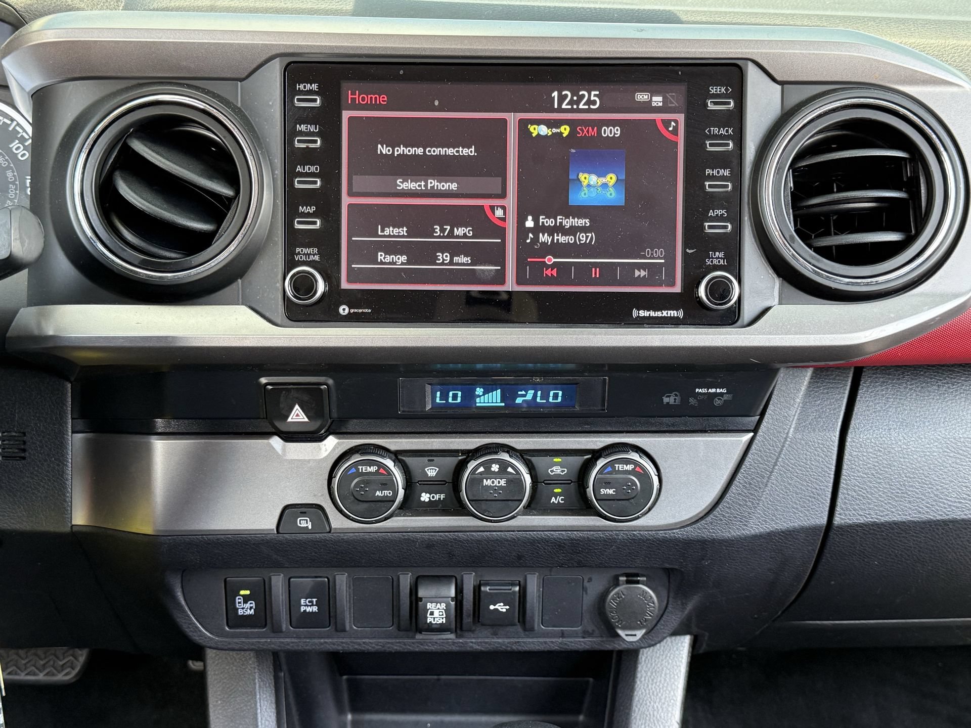Used 2022 Toyota Tacoma SR5 w/ Technology Package RWD image 4