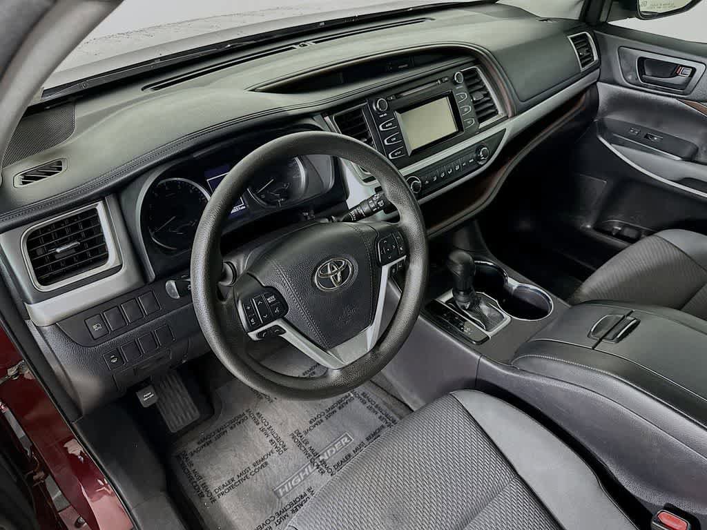 Used 2018 Toyota Highlander LE w/ Carpet Mat Package (TMS) AWD/4WD image 2