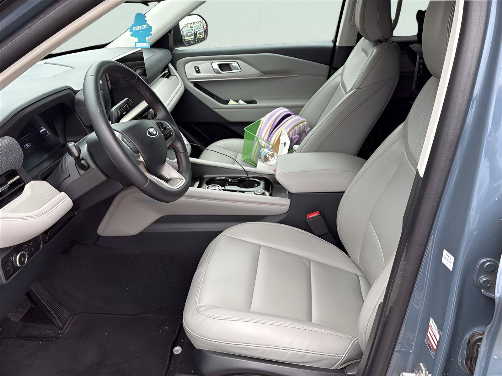 Certified 2025 Ford Explorer Active w/ Active Comfort Package RWD image 4