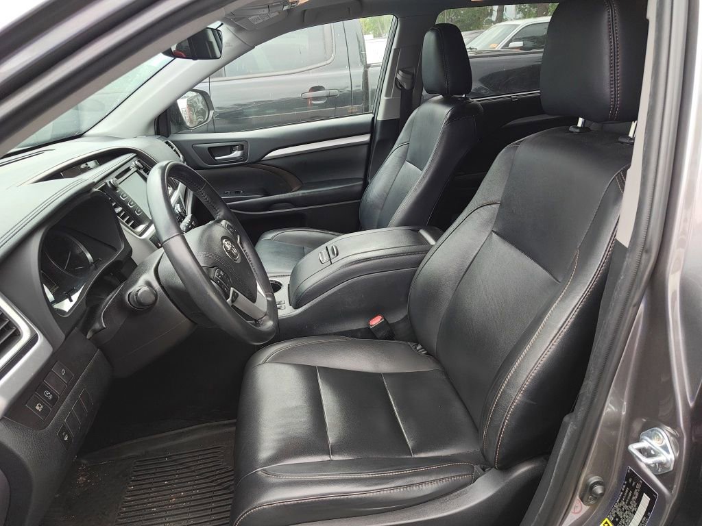 Used 2019 Toyota Highlander XLE FWD image 6