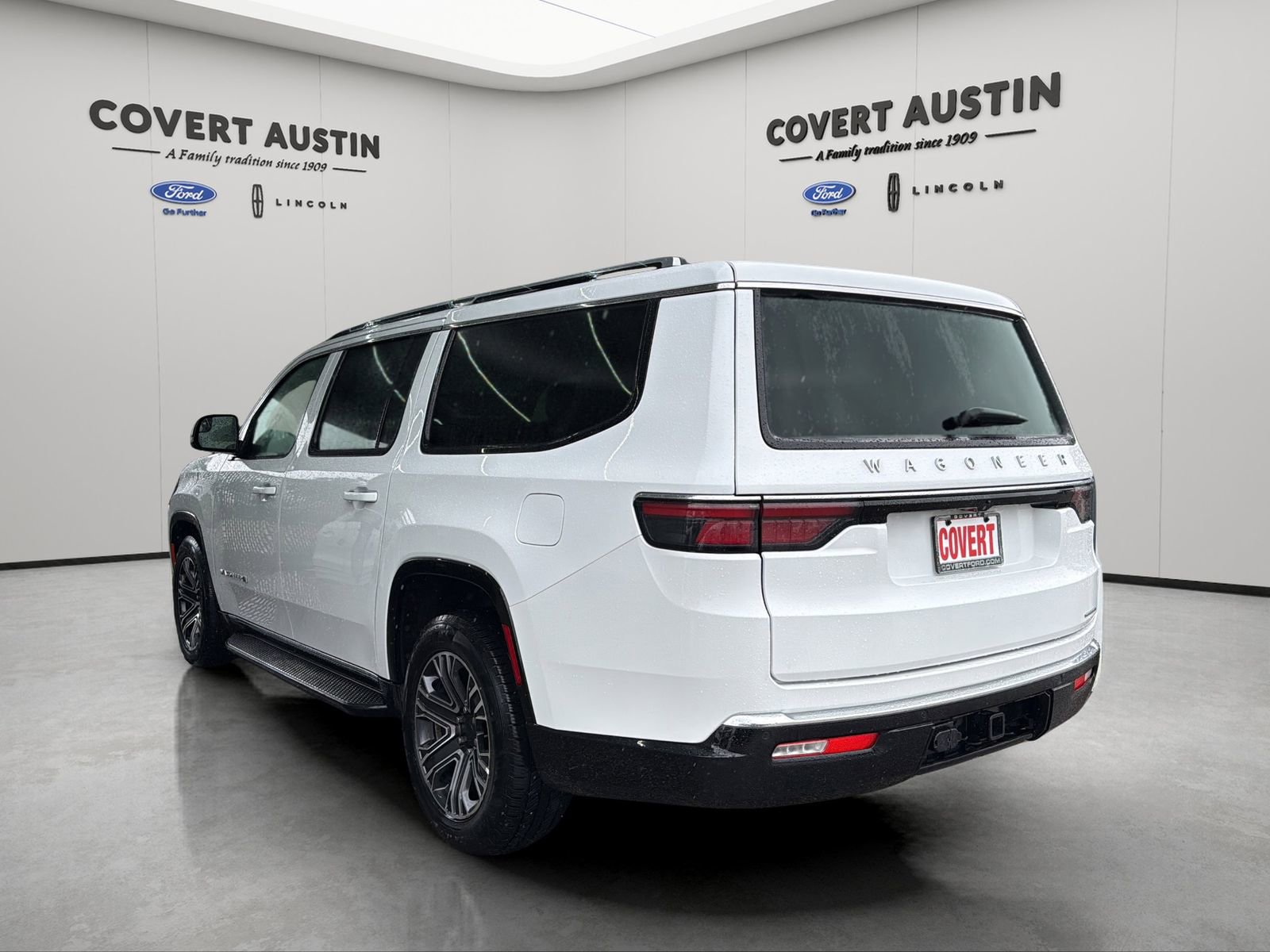 Used 2024 Jeep Wagoneer L Series II RWD image 3