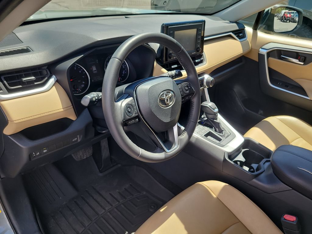 Used 2020 Toyota RAV4 XLE Premium FWD image 17