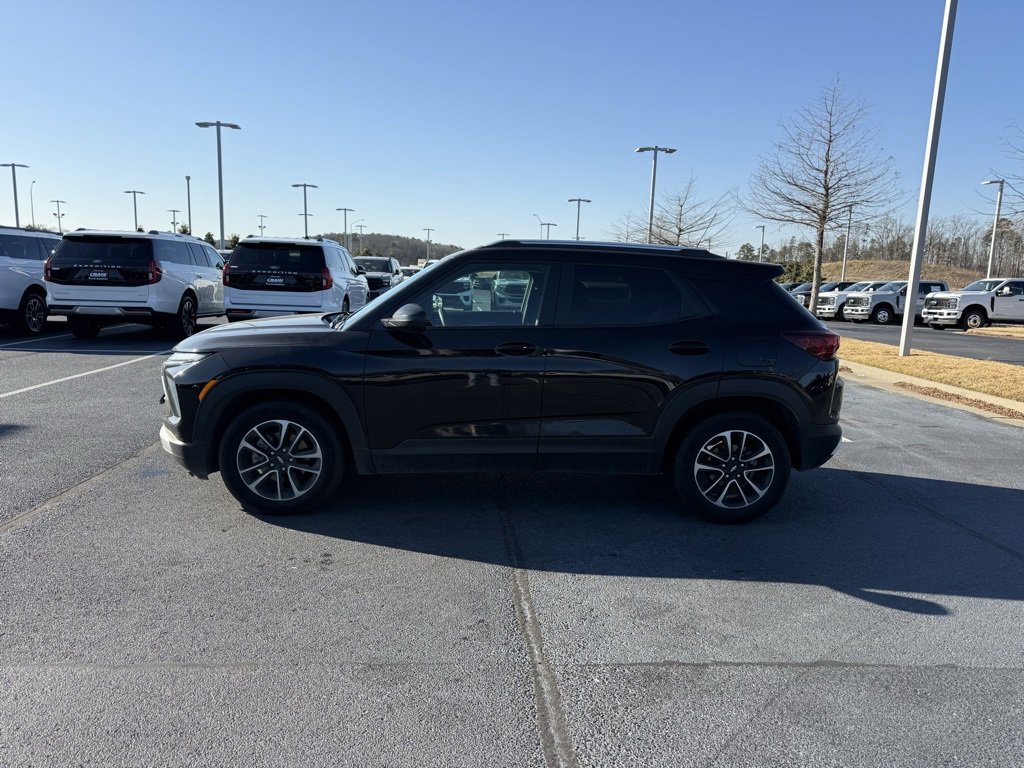 Used 2025 Chevrolet TrailBlazer LT image 2