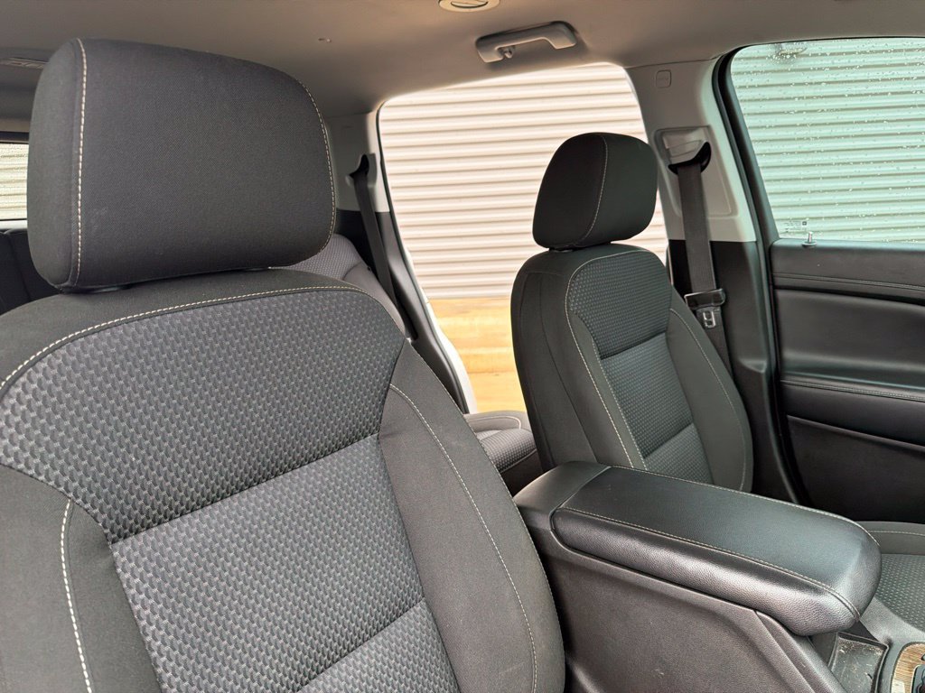Used 2022 GMC Acadia SLE w/ Driver Convenience Package FWD image 16