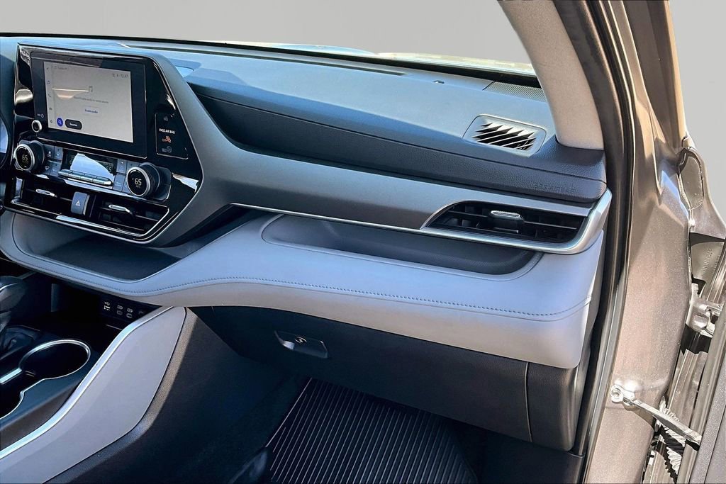 Used 2023 Toyota Highlander LE image 17