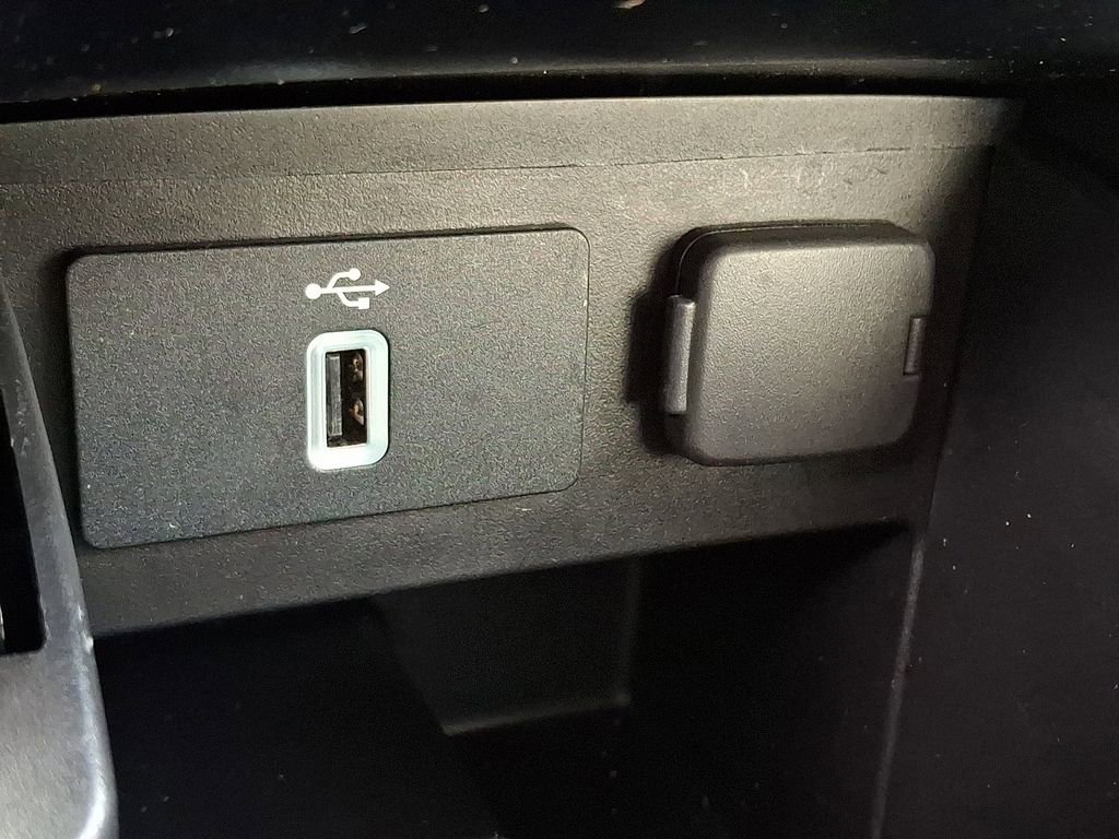 Certified 2018 Ford Explorer XLT w/ Equipment Group 202A image 25