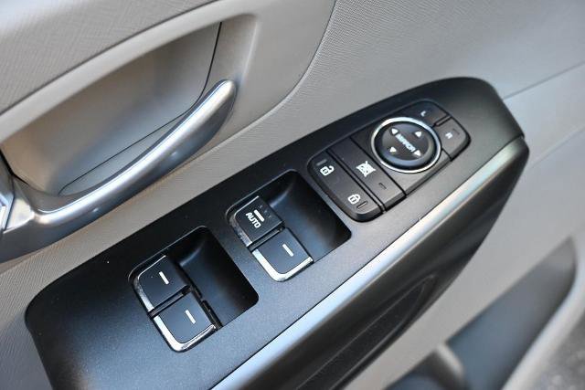 Used 2021 Kia Sedona LX image 19