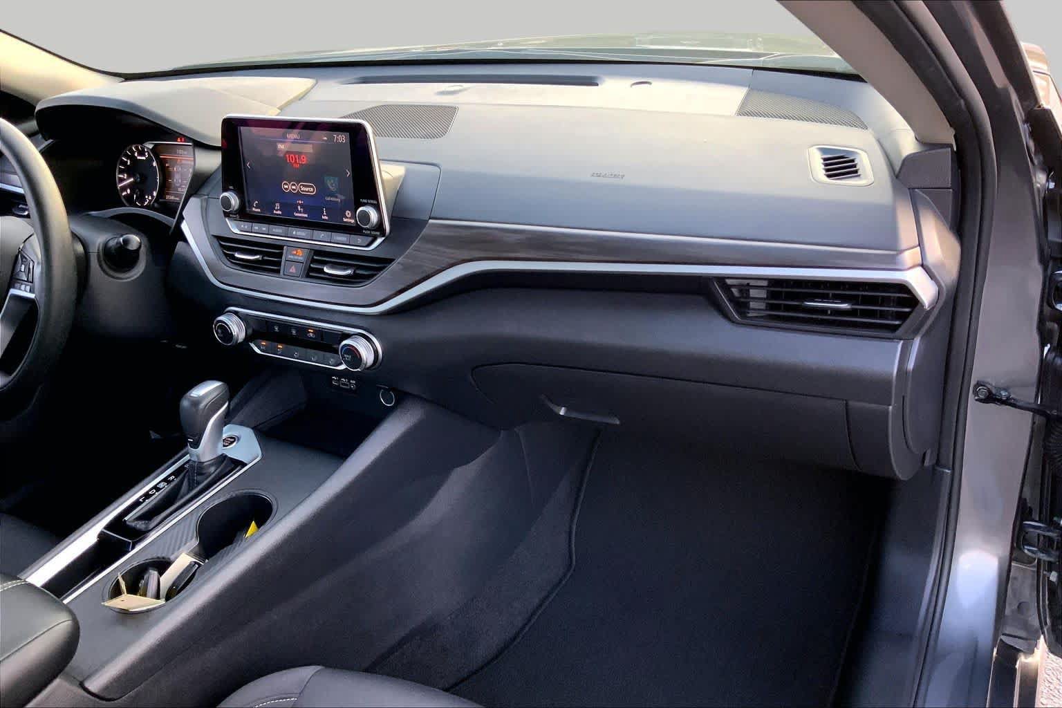 Used 2025 Nissan Altima 2.5 SV FWD image 17