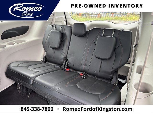 Used 2018 Chrysler Pacifica Touring-L FWD image 28