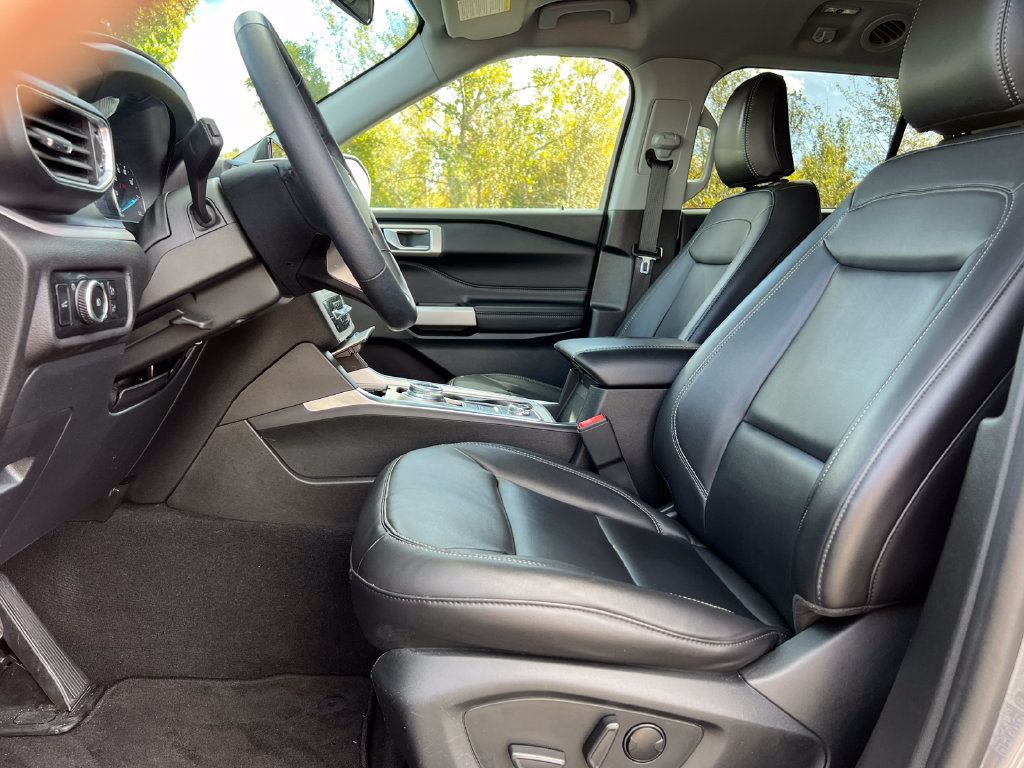 Certified 2023 Ford Explorer XLT w/ Equipment Group 202A AWD/4WD image 3