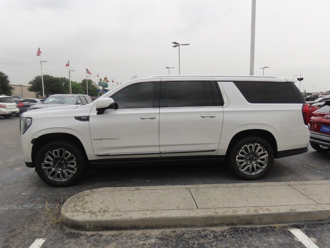 Used 2023 GMC Yukon XL Denali Ultimate w/ LPO, Floor Liner Package AWD/4WD image 7
