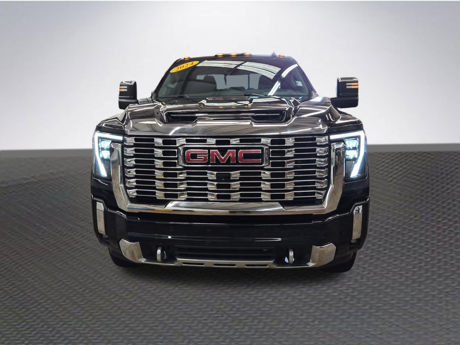 Used 2024 GMC Sierra 3500 Denali w/ Denali Reserve Package AWD/4WD image 3