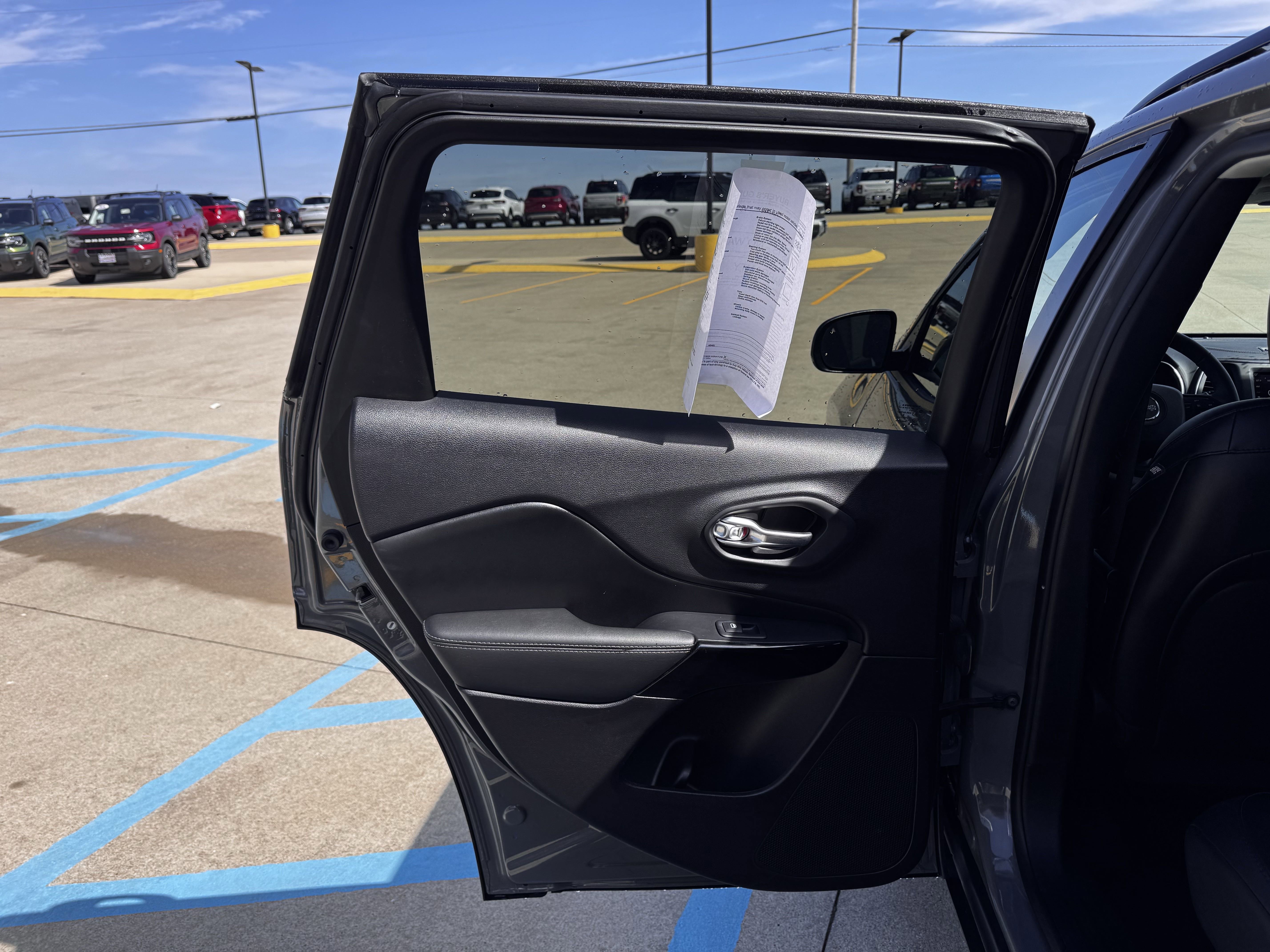 Used 2023 Jeep Cherokee Altitude Lux image 31