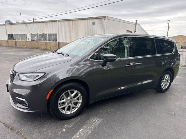 Used 2023 Chrysler Pacifica Touring-L FWD image 2
