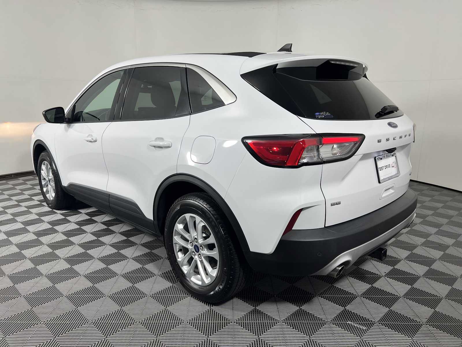 Certified 2022 Ford Escape SE w/ Cold Weather Package AWD/4WD image 9