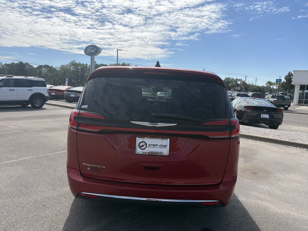 Used 2025 Chrysler Pacifica Select FWD image 6