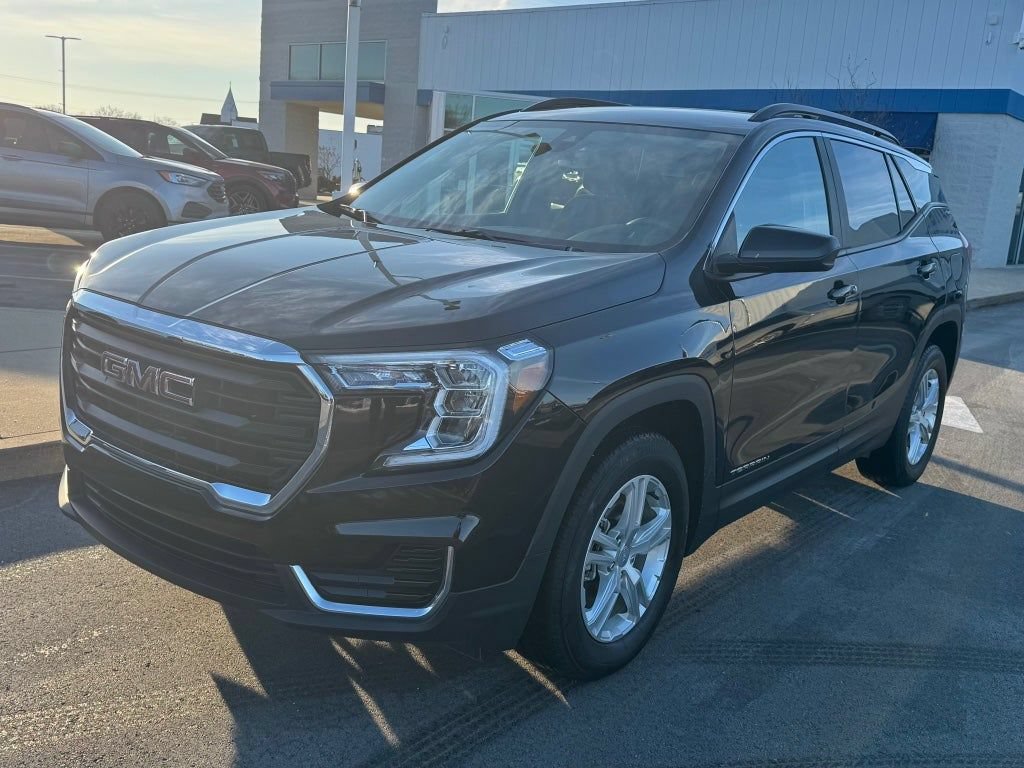 Used 2023 GMC Terrain SLE w/ Driver Convenience Package AWD/4WD image 4