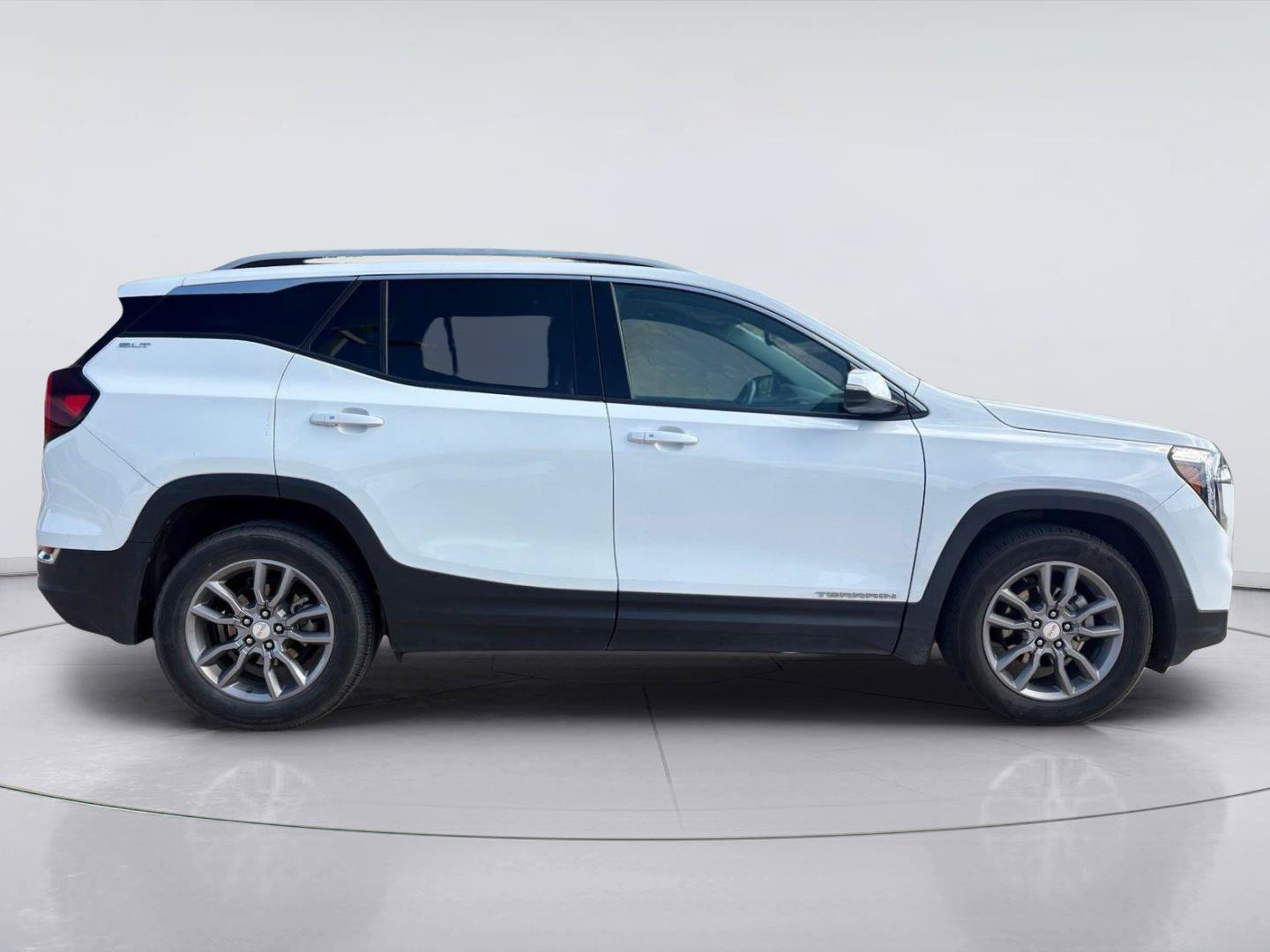 Used 2024 GMC Terrain SLT FWD image 2