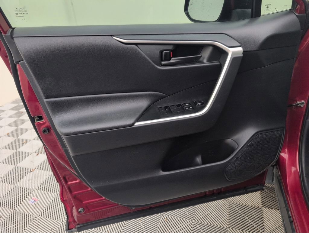 Used 2019 Toyota RAV4 LE AWD/4WD image 30