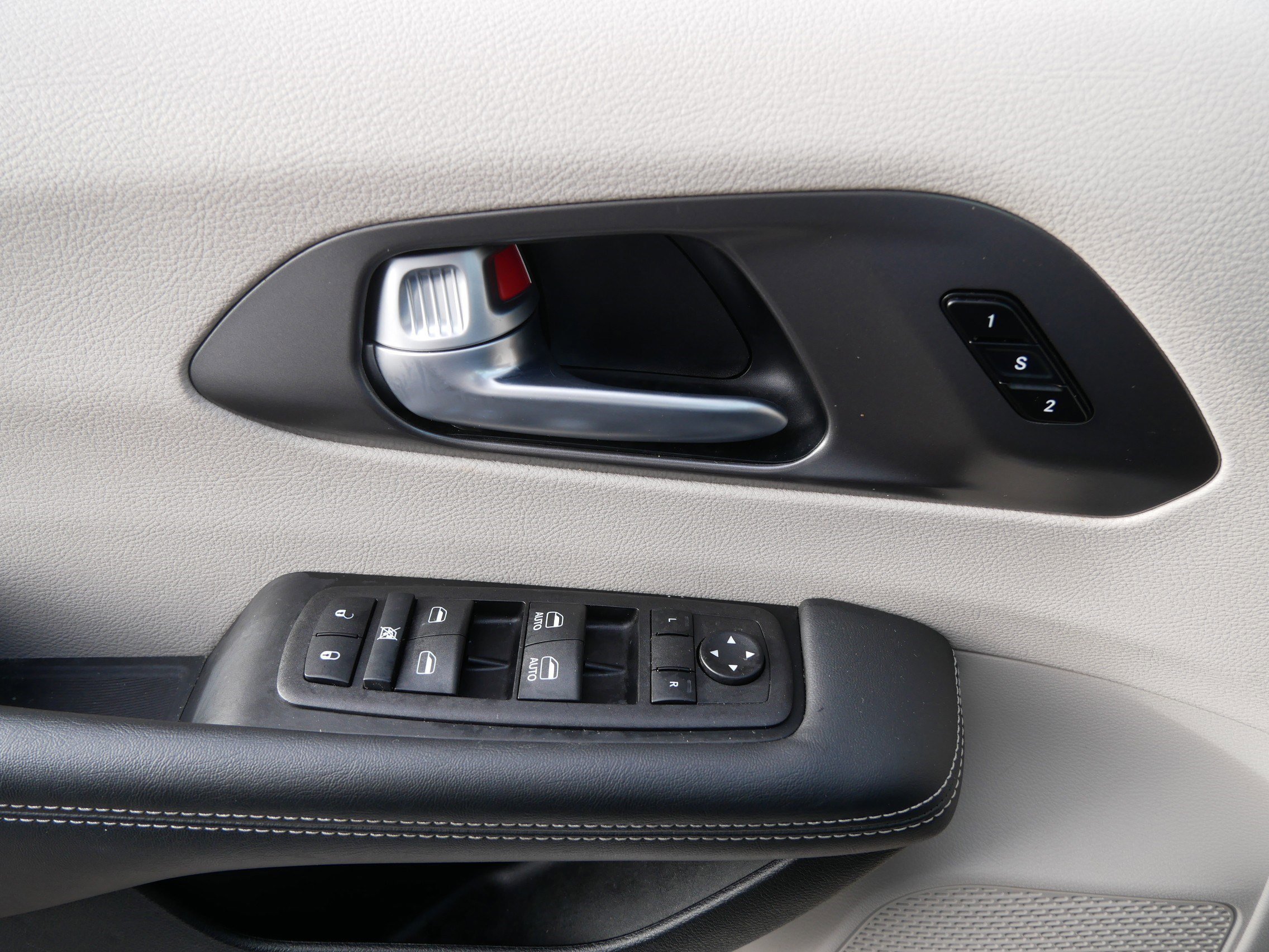 Used 2024 Chrysler Pacifica Touring-L image 27