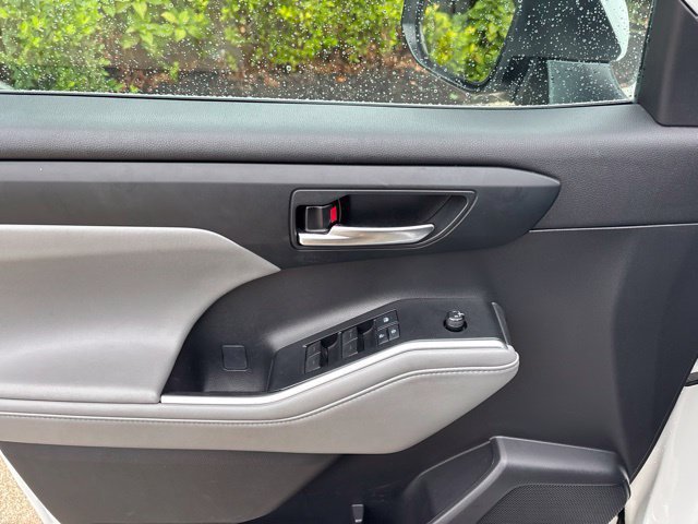 Used 2022 Toyota Highlander XLE AWD/4WD image 16