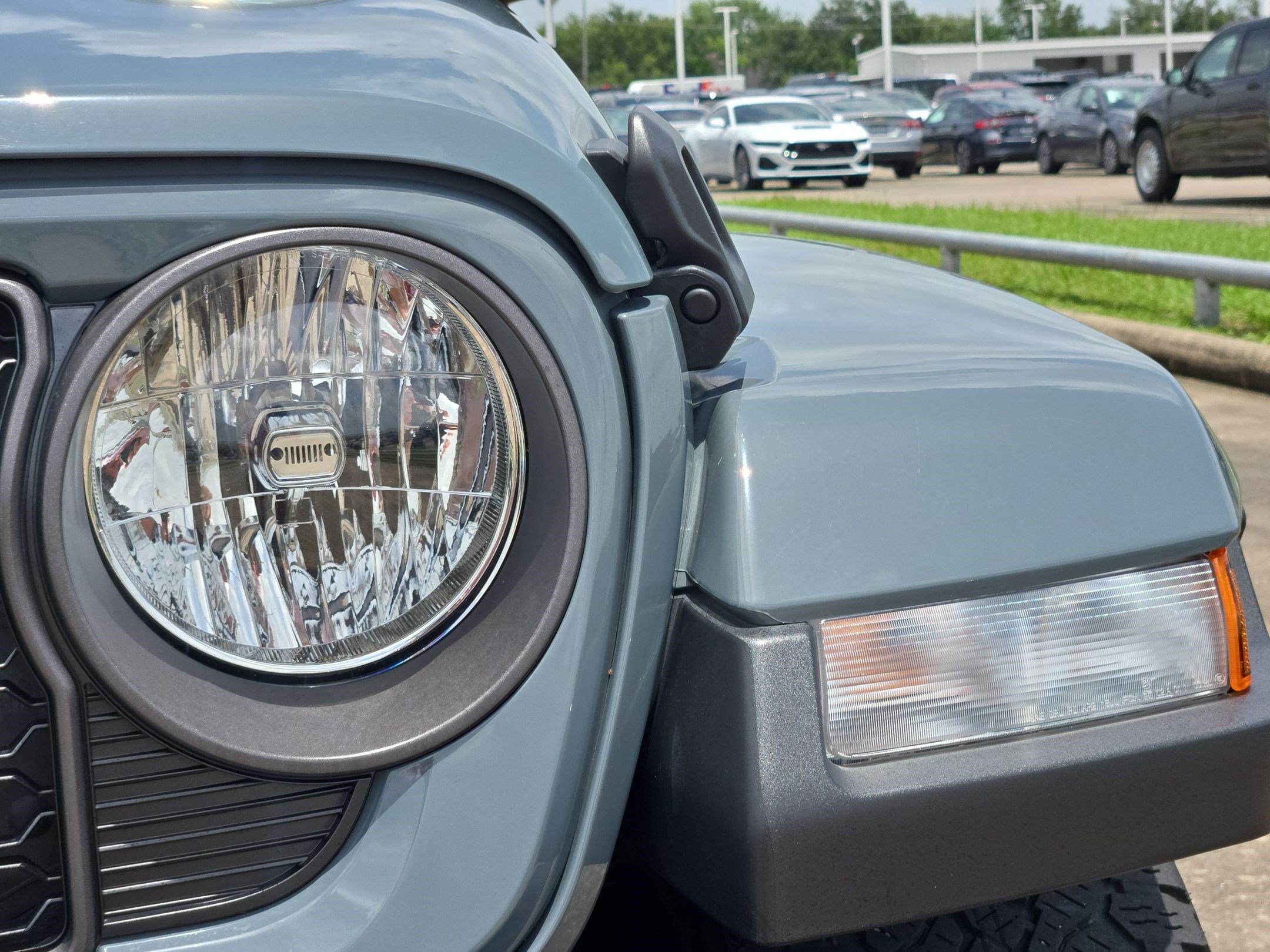 Used 2024 Jeep Gladiator Sport AWD/4WD image 12