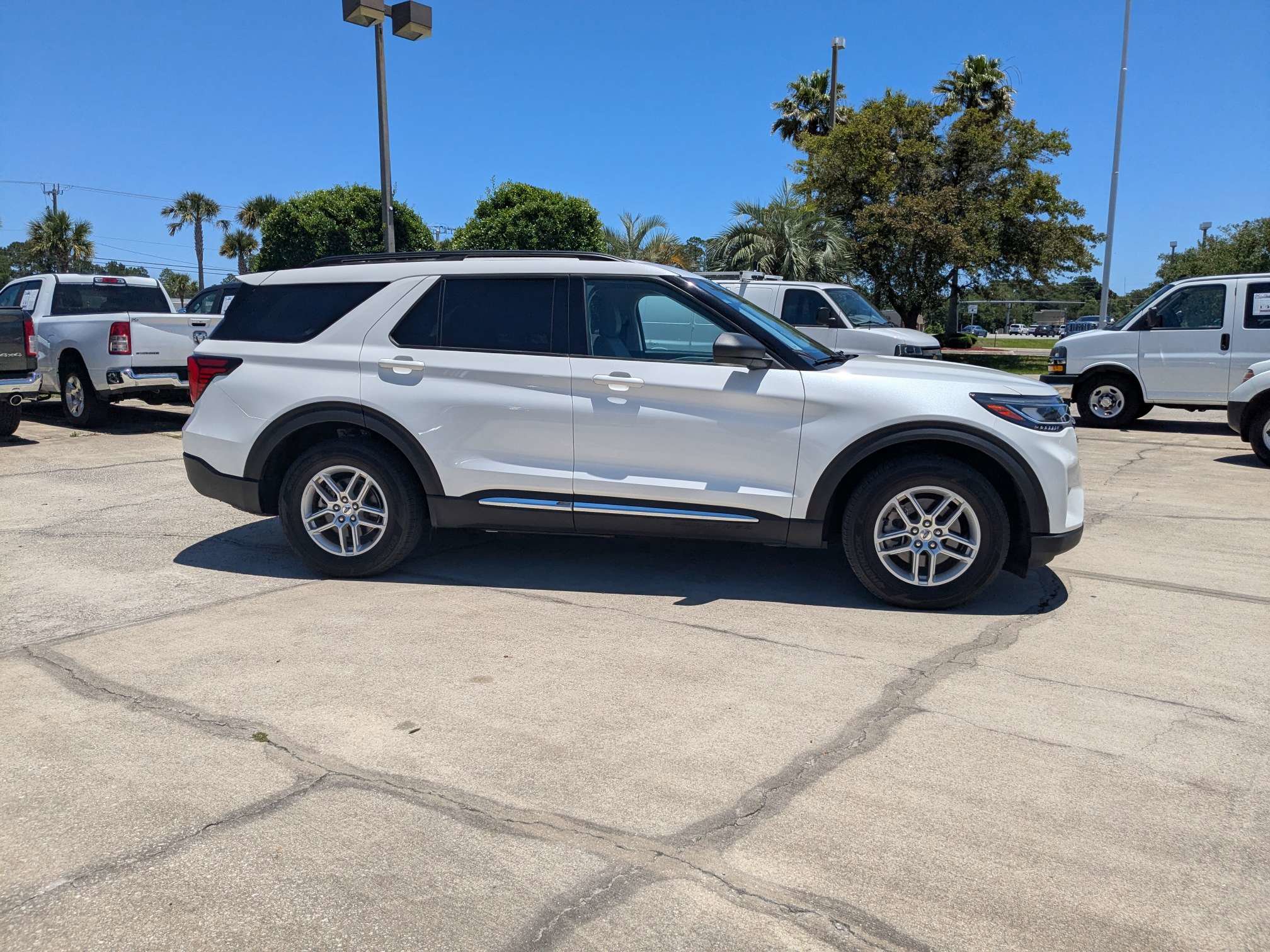Certified 2025 Ford Explorer Active w/ Active Comfort Package RWD image 3
