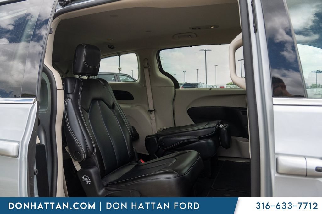 Used 2023 Chrysler Pacifica Touring-L FWD image 19