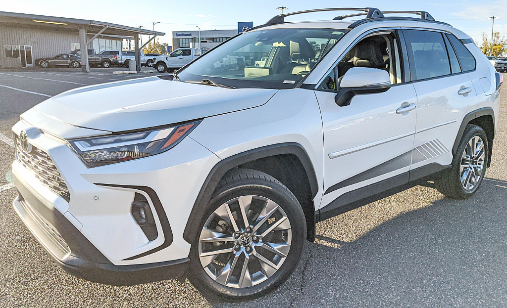 Used 2023 Toyota RAV4 XLE Premium AWD/4WD image 6