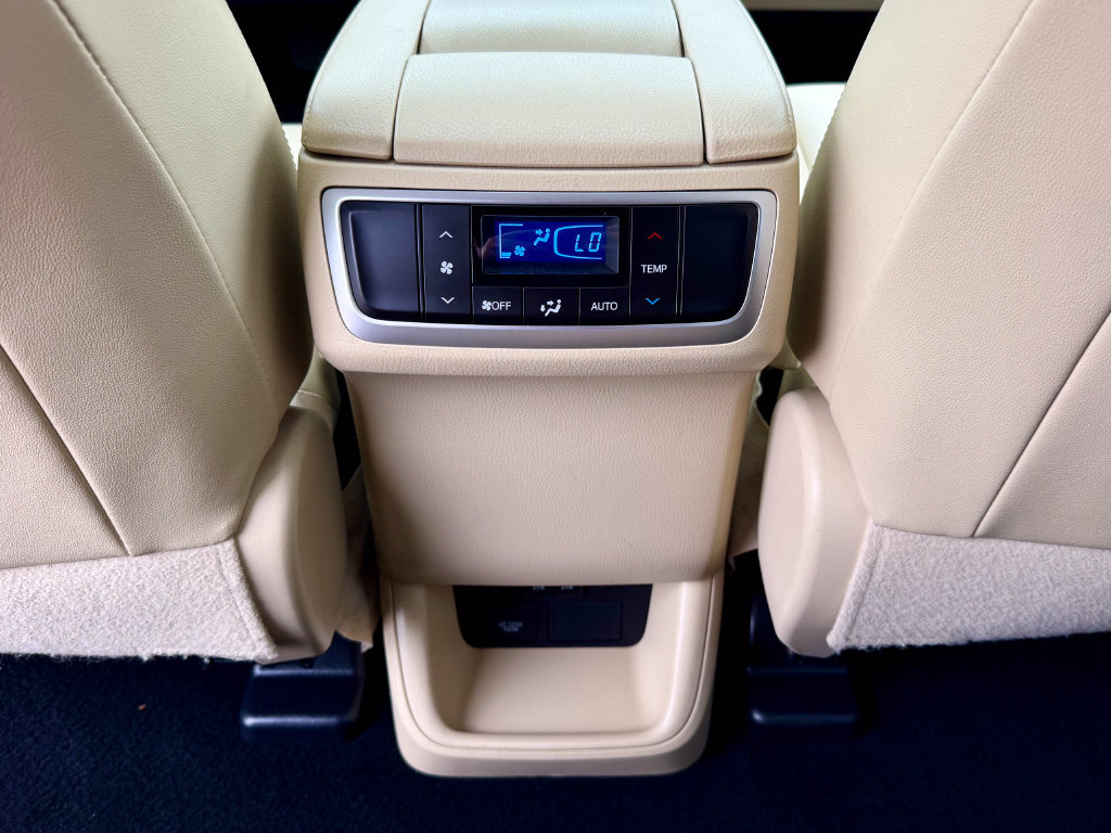 Used 2019 Toyota Highlander XLE AWD/4WD image 38