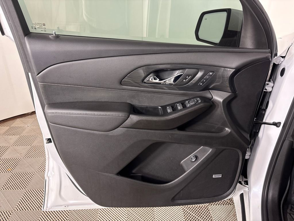 Used 2023 Chevrolet Traverse High Country FWD image 16