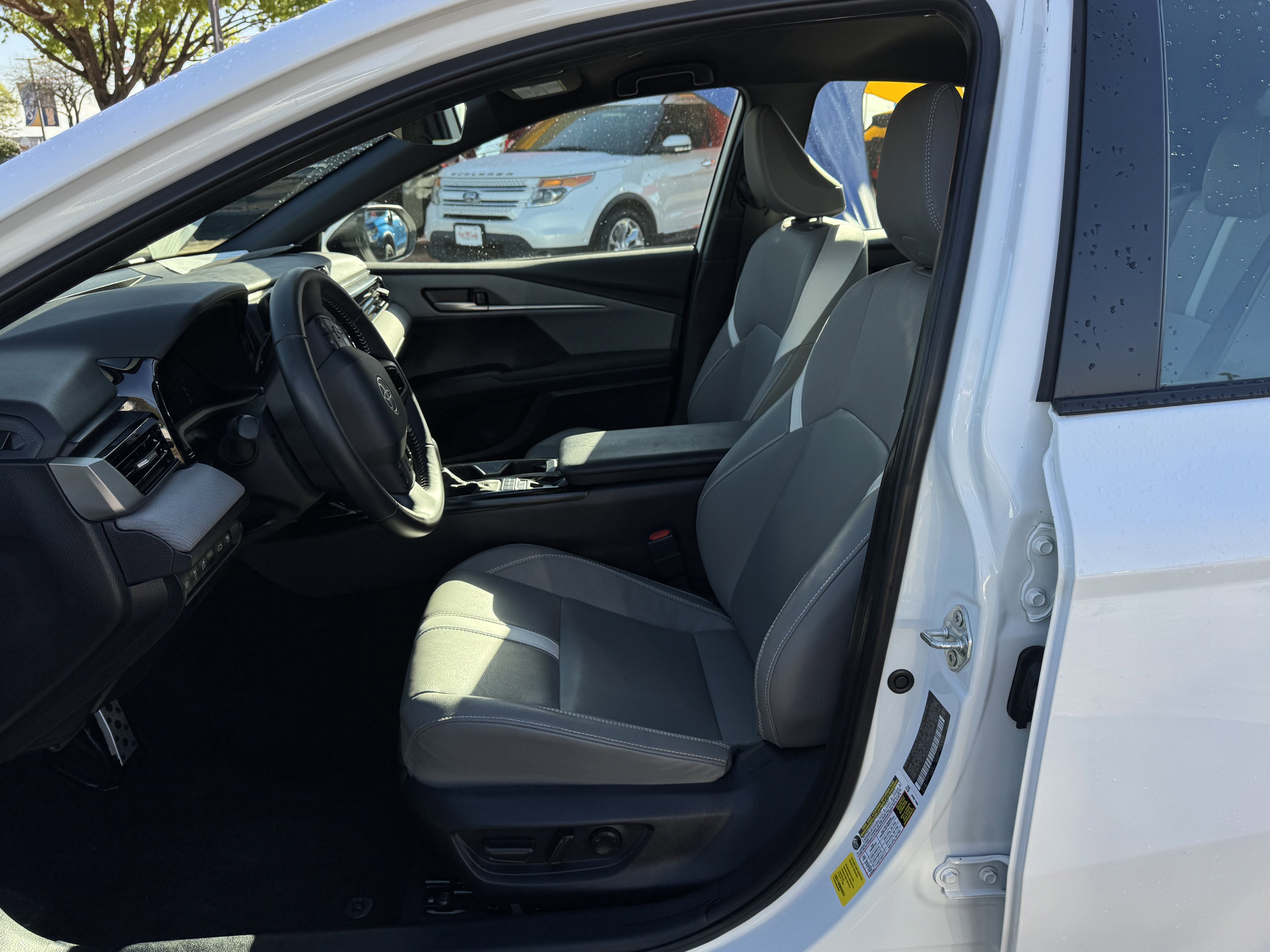 Used 2025 Toyota Camry SE image 14