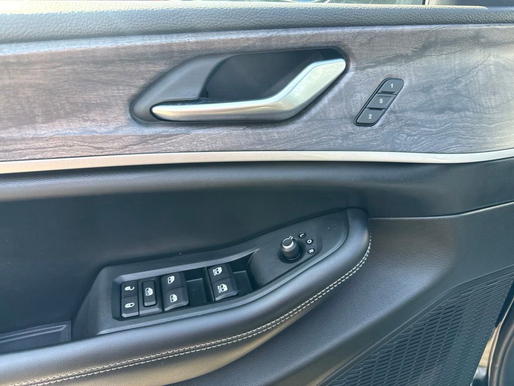 Used 2023 Jeep Grand Cherokee Limited AWD/4WD image 5