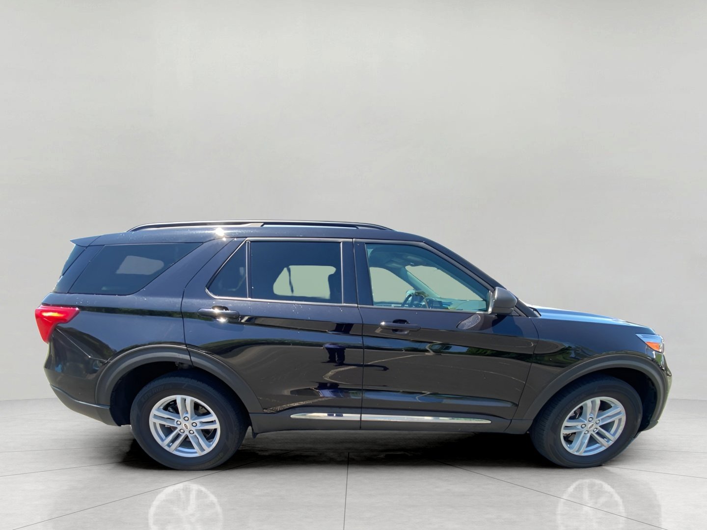 Certified 2024 Ford Explorer XLT w/ Equipment Group 202A AWD/4WD image 9