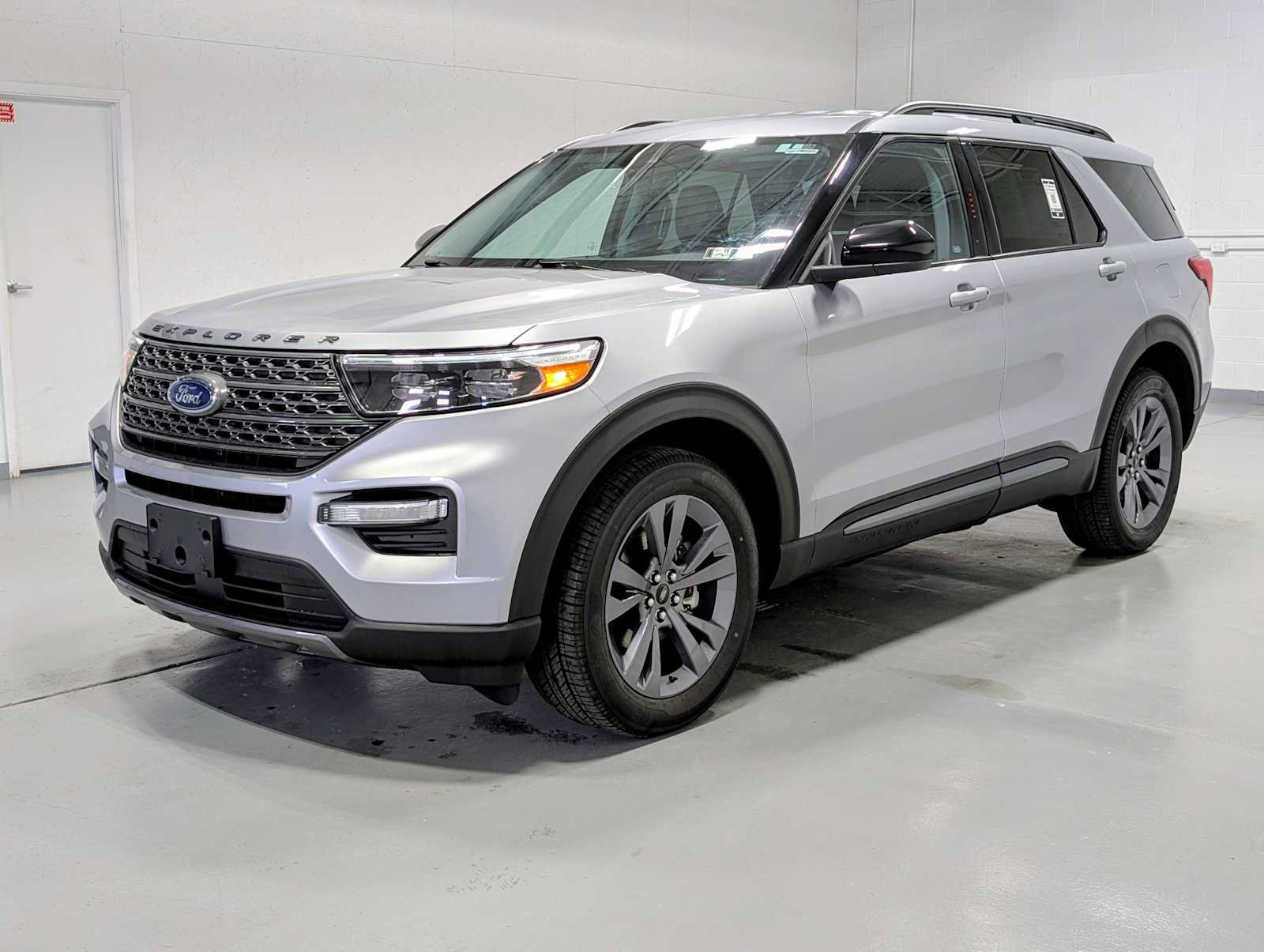 Certified 2023 Ford Explorer XLT w/ Equipment Group 202A AWD/4WD image 1