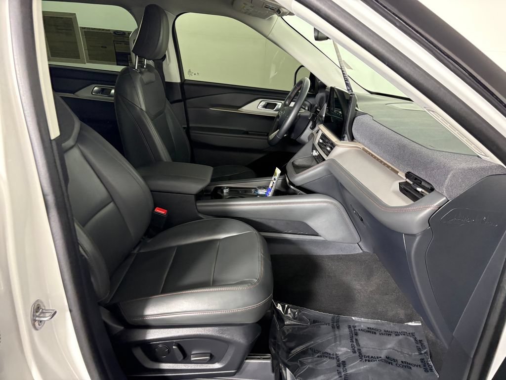 Certified 2025 Ford Explorer Active w/ Active Comfort Package AWD/4WD image 39